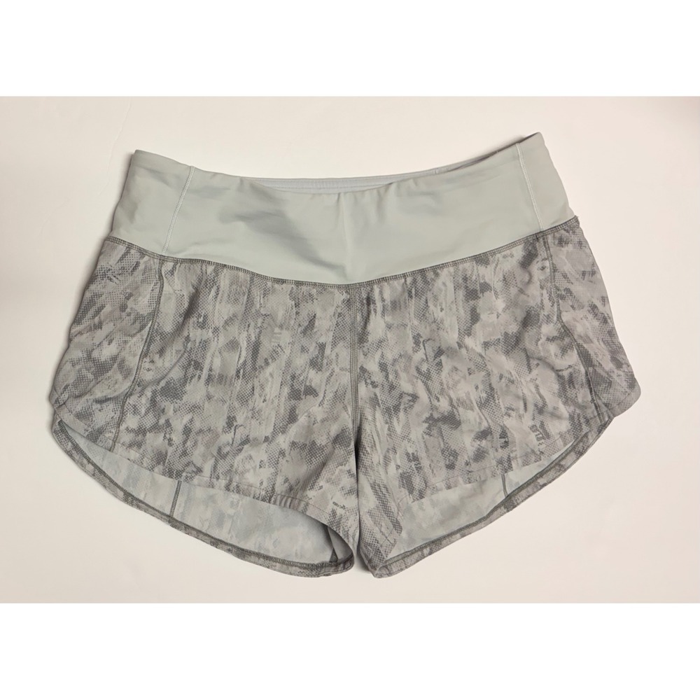 Lululemon Speed Up Women's 6 Low-Rise Lined Shorts 2.5 Grey Snake Print W7AVMT